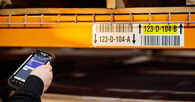 Handheld warehouse device scanning pallet location